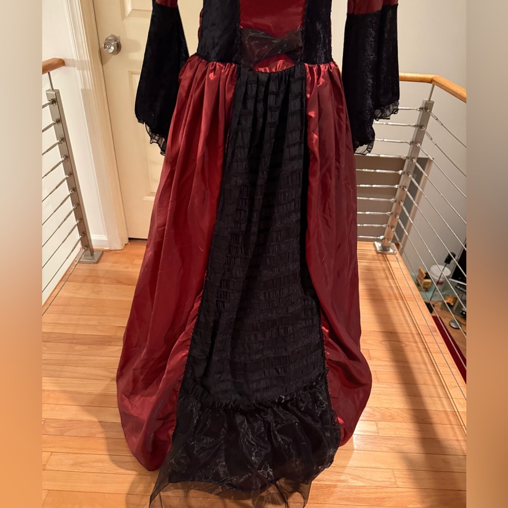 Vampire Queen M Halloween Dress Costume Black and Red Gown - Picture 10 of 13